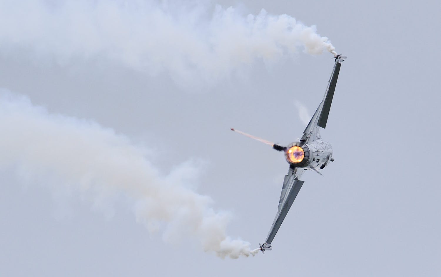 Flygplan under flyguppvisning med rökspår